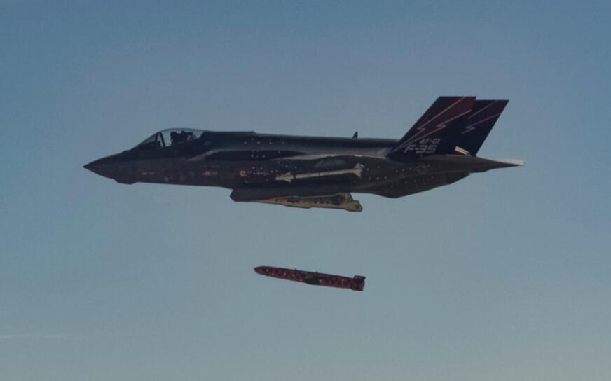 F-35战斗机投放JSM“联合打击导弹”