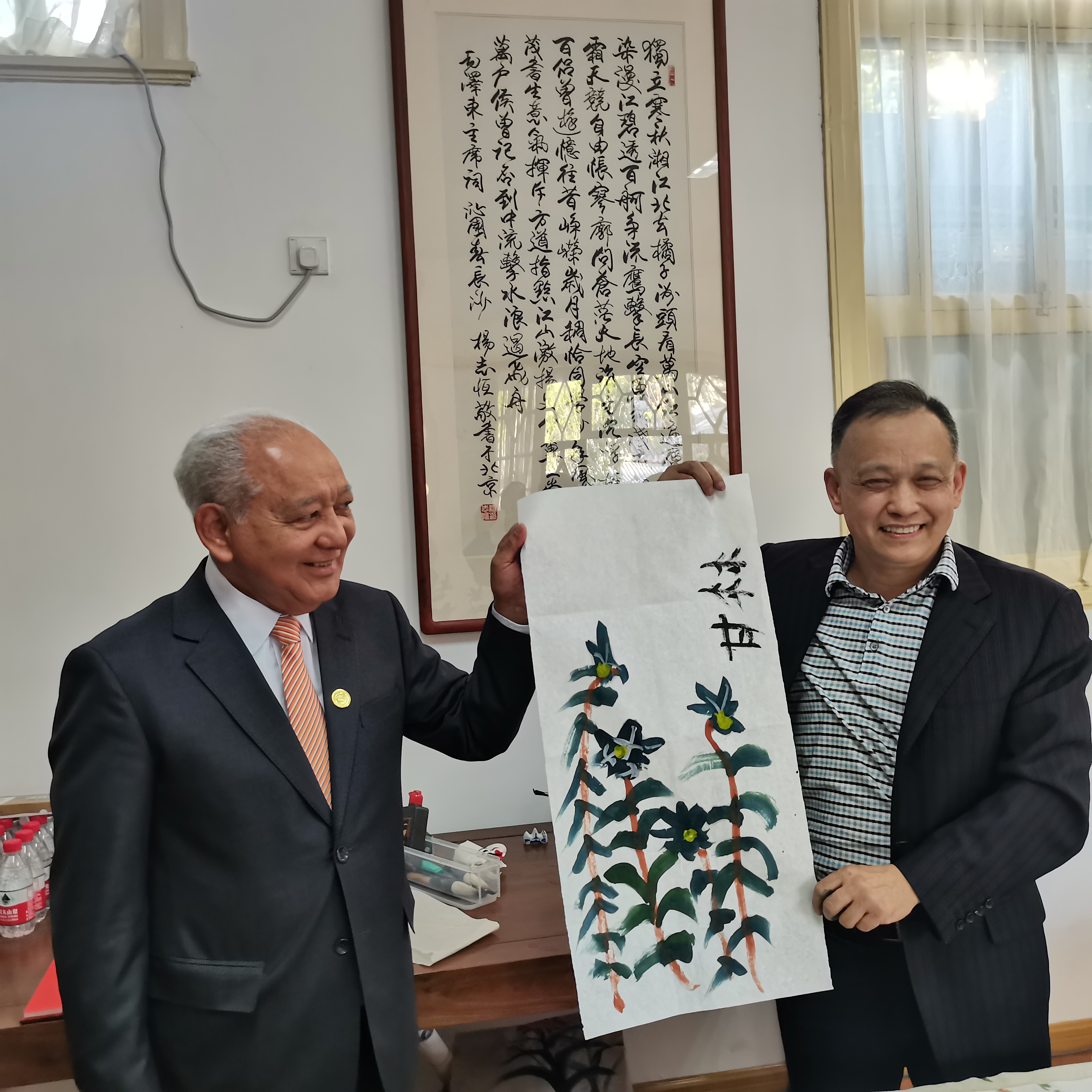 君寿教巴拿马驻华大使莱奥纳多•甘林画巴拿马国花鸽子兰