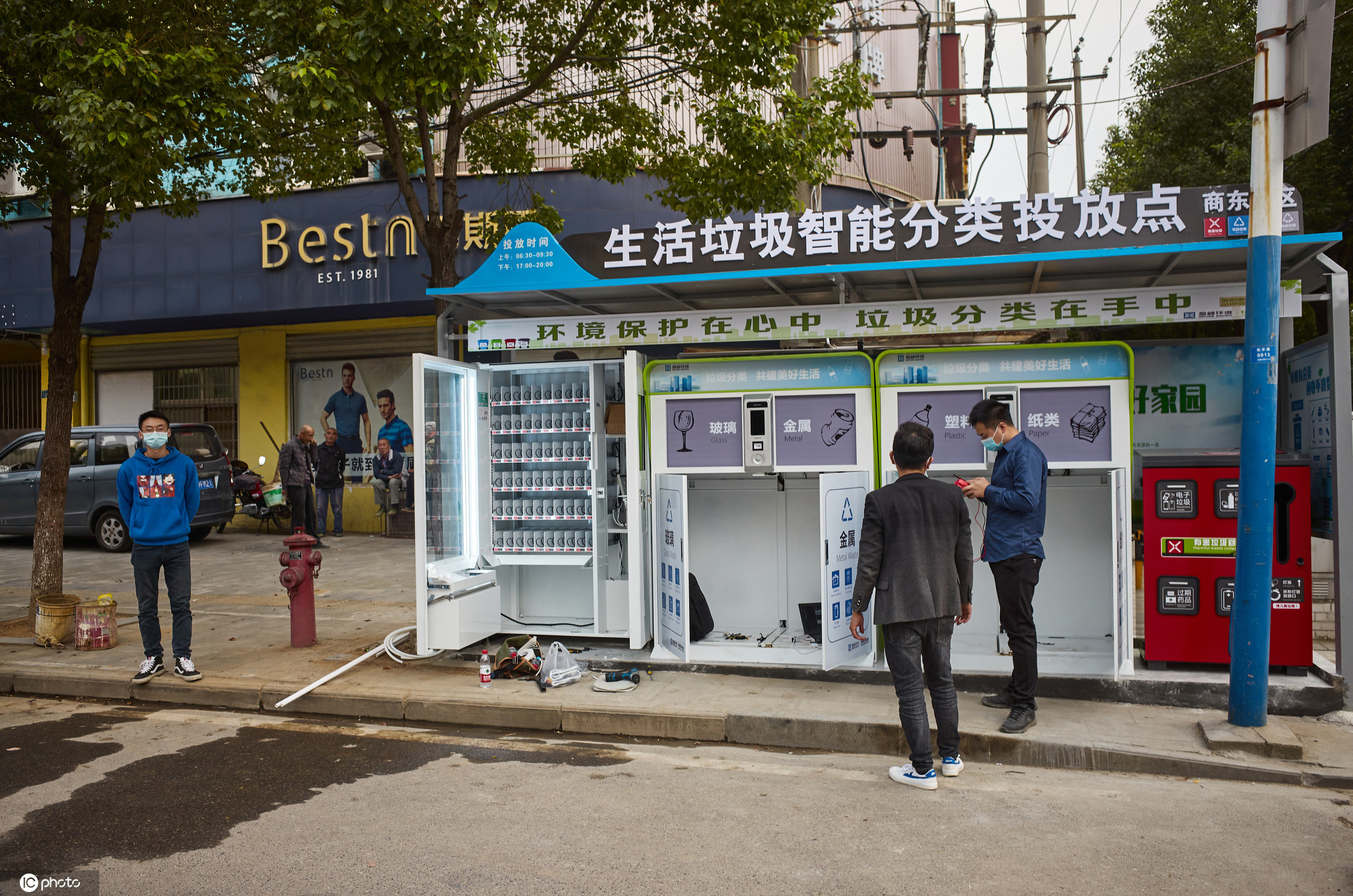 武汉加速推进垃圾分类02智能分类投放设备即将上岗