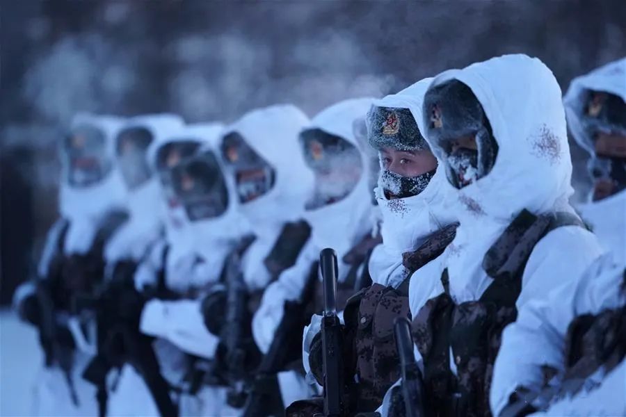 也是祖国最西端的边防哨卡  旭日初升  官兵们翻高山,蹚冰河,斗风雪