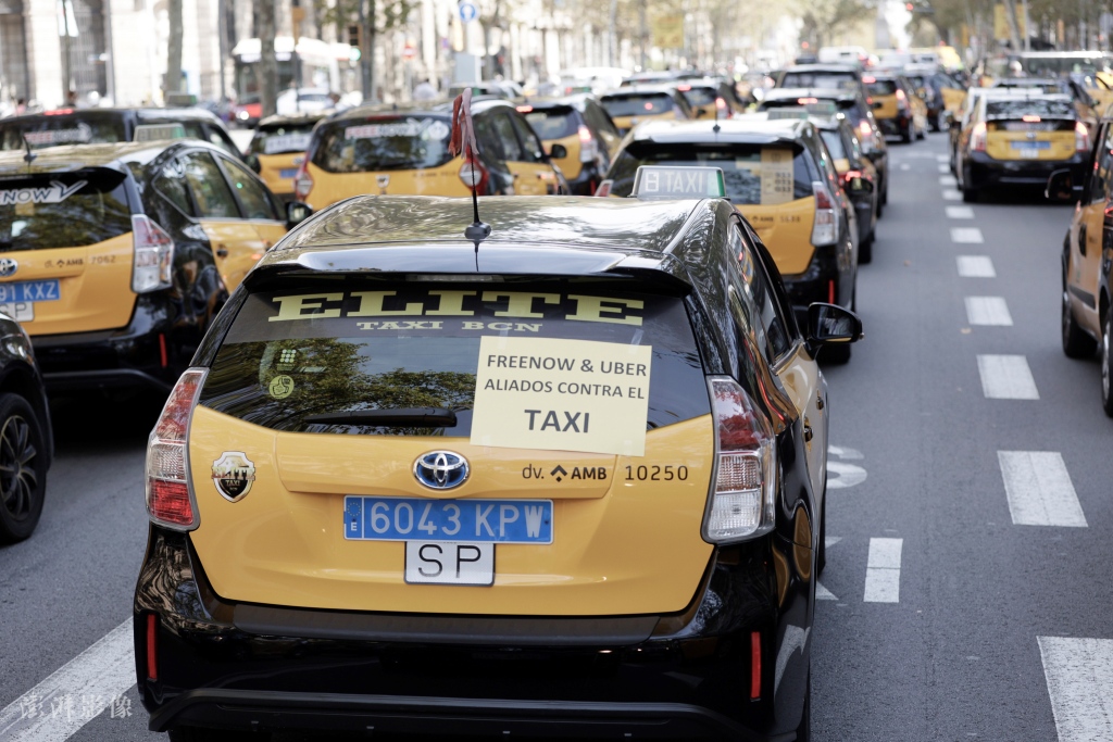 西班牙出租车司机罢工抗议网约车抢生意