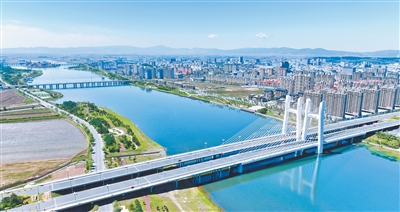 横跨珲春河的珲春大桥,是连接市区与珲春国际合作示范区核心区的重要通道。郎 鹏摄