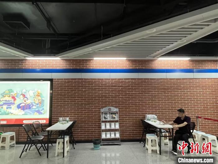 市民在纳凉区避暑。 合肥轨道交通供图