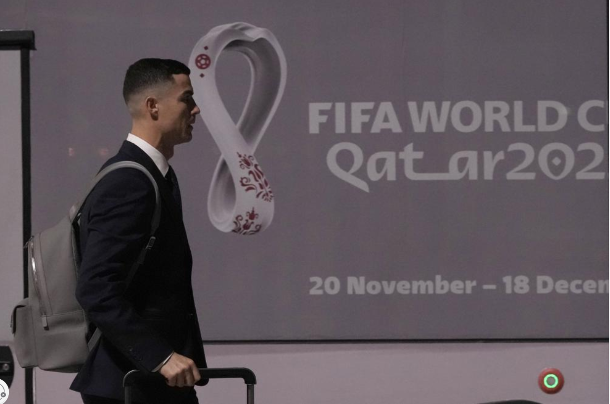 美联社称停赛惩罚不适用于世界杯比赛  图为C罗在世界杯比赛前抵达卡塔尔的机场