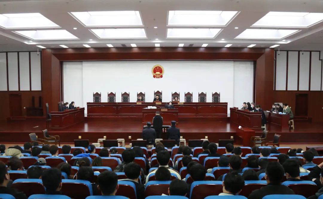 该案庭审现场。