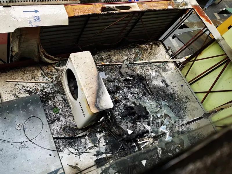 柳州市一餐饮店门头起火，浓烟灌入楼上幼儿园教室，师生紧急撤离！