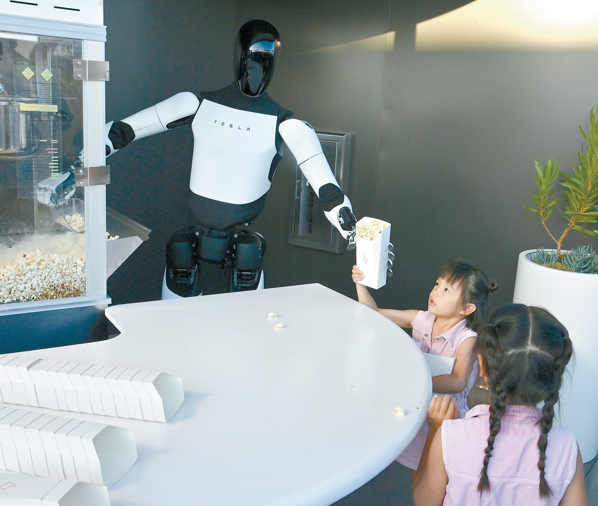 美国好莱坞全球首家特斯拉餐厅的机器人在服务。（视觉中国）