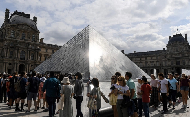 法国巴黎，游客排队参观卢浮宫。图源：英媒
