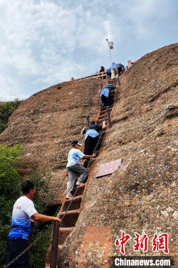游客在火石寨景区内登山。 中新网记者 李佩珊 摄