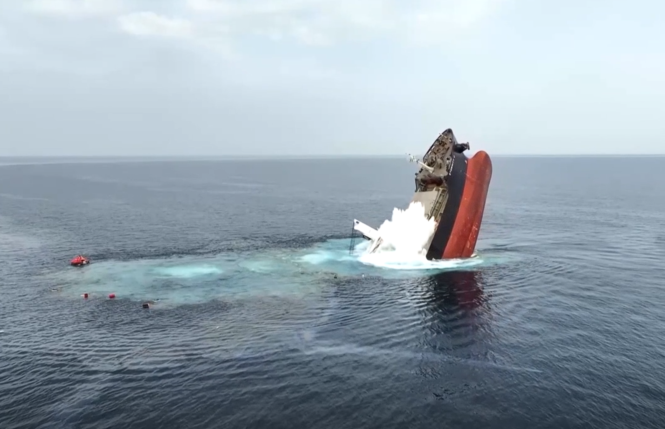 也门胡塞武装公布该组织在红海袭击希腊货轮“永恒C”号致其沉没的视频。图为外媒发布的视频截图。