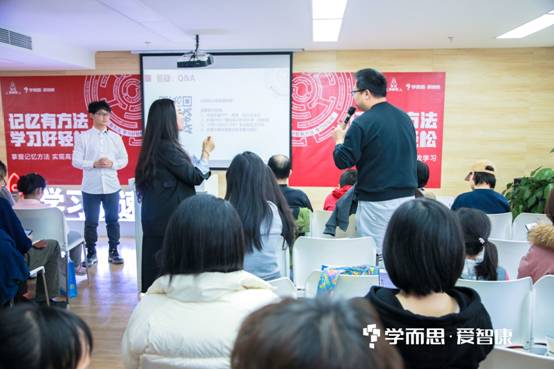 家长在现场与讲师互动答疑解惑