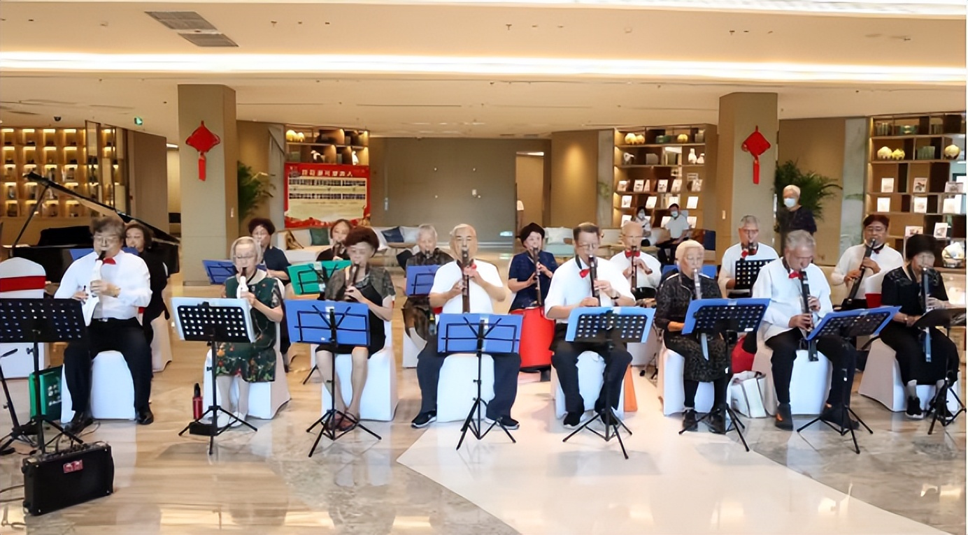 李阿姨和刘叔叔在鹏园创办的电吹管班俱乐部在演出