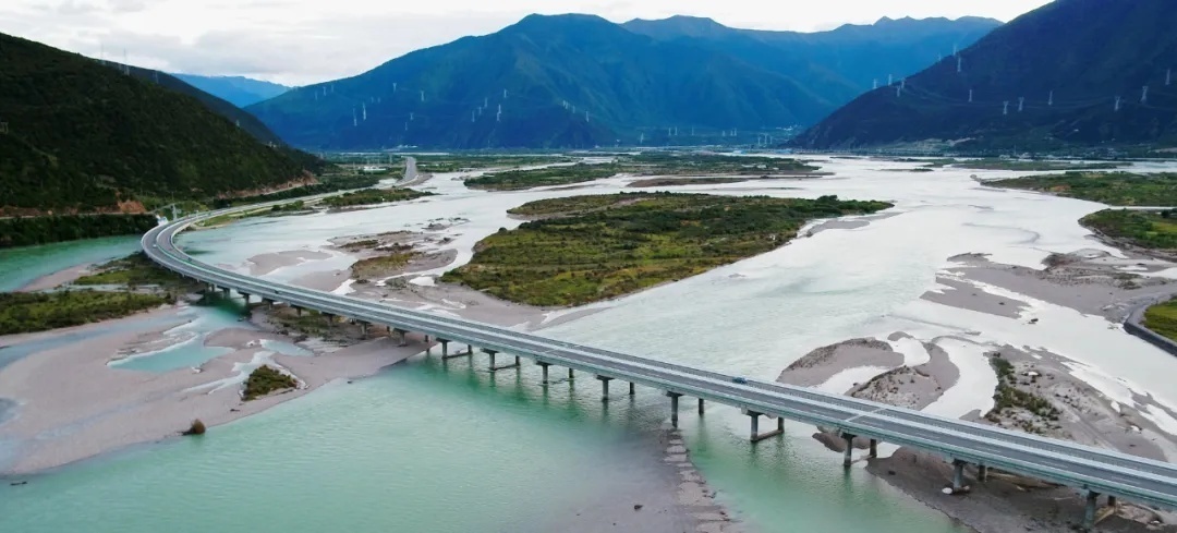 林芝至米林机场专用公路。