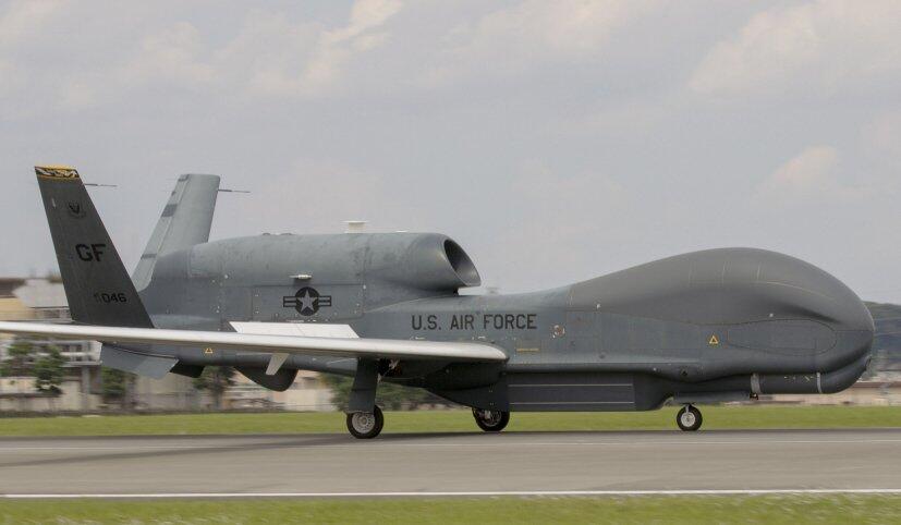 美国空军“全球鹰”无人机从关岛安德森空军基地起飞