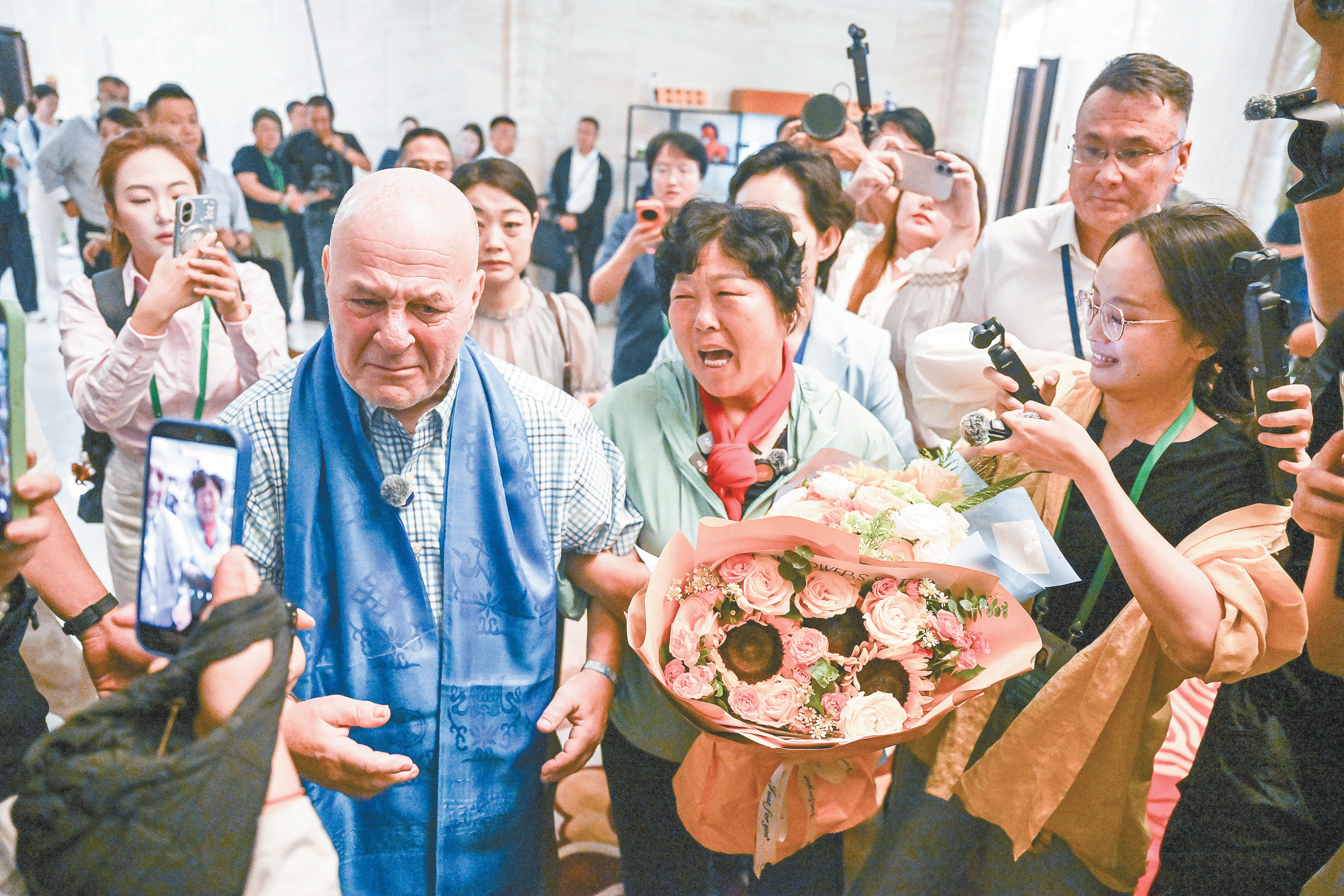 8月23日，应中国教育国际交流协会邀请，支持中国治沙事业的美国友人“赛考斯”（本名罗纳德·萨科尔斯基）抵达内蒙古鄂尔多斯市，与分别26年的治沙劳模殷玉珍重逢。 （新华社）