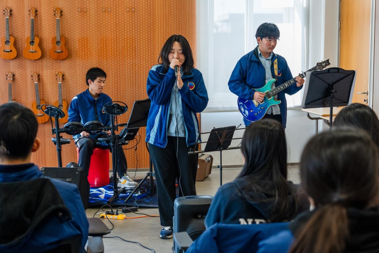 华茂教育高中韩国籍留学生朴信厚和其乐队正在为同学们表演关晓东摄