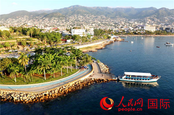 从阿莱曼滨海大道眺望山城 于世文 摄