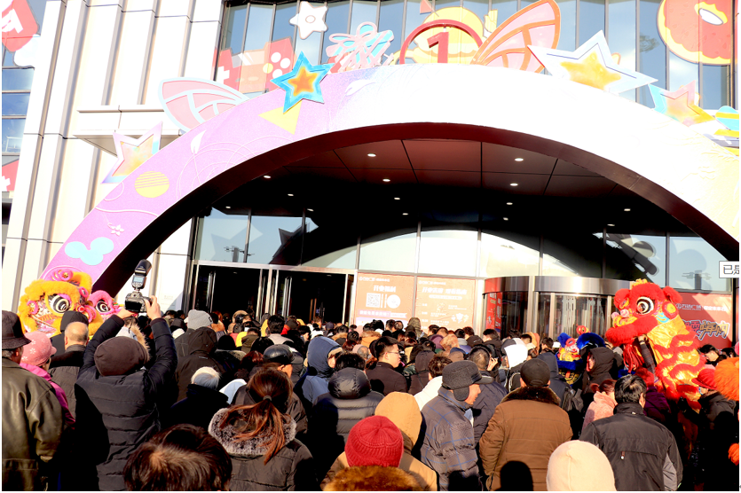 开业当天摩肩接踵的人们