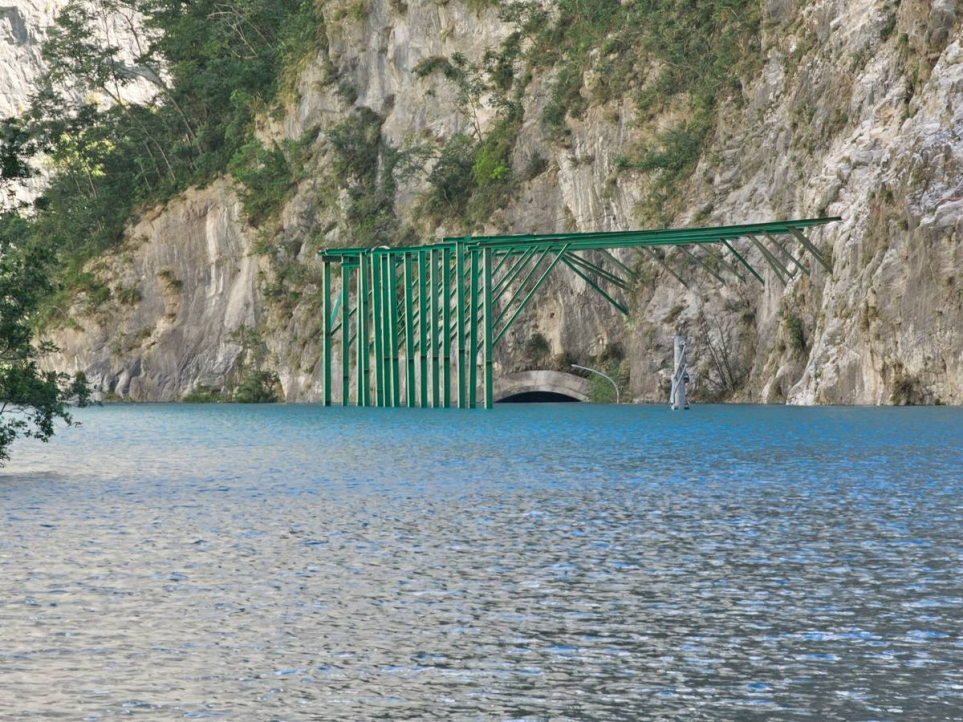 湖水漫入靳珩隧道，西口已经淹到顶部。图源：台湾“东森新闻云”