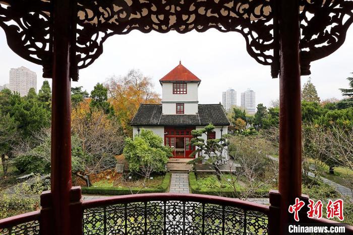 在南通博物苑南馆拍摄的中馆。两馆都建于1906年，是南通博物苑最早的建筑 。 许丛军 摄