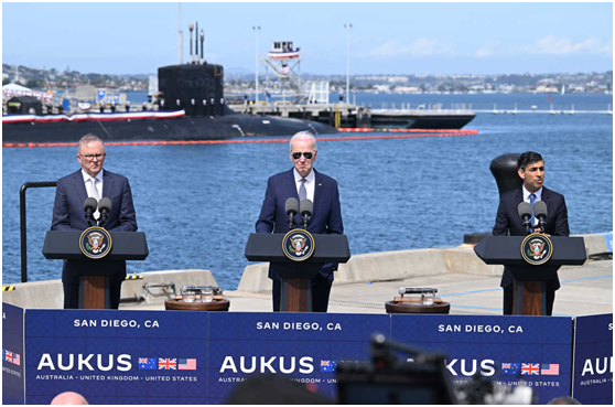 拜登（中）、阿尔巴尼斯（左）、苏纳克（右）当地时间13日在加州圣迭戈的美国海军基地宣布核潜艇合作新细节。图自美媒