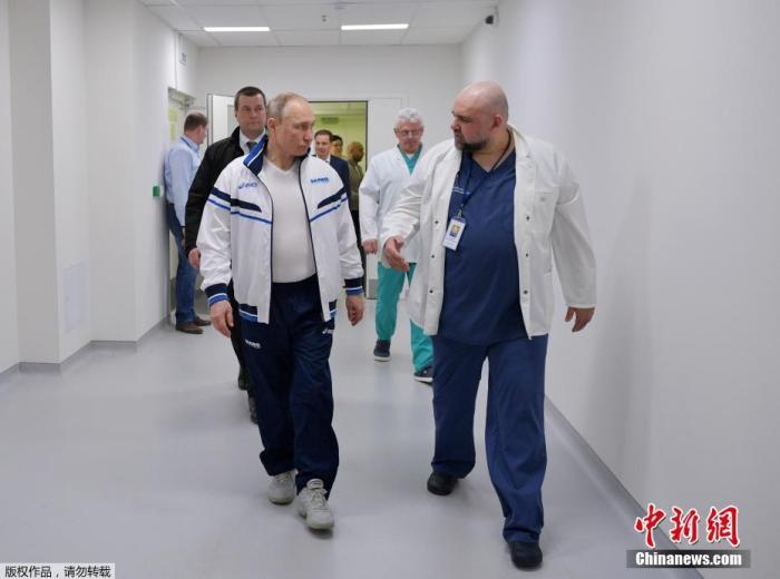 资料图：俄罗斯总统普京在莫斯科郊区视察一家治疗新冠肺炎患者的医院。