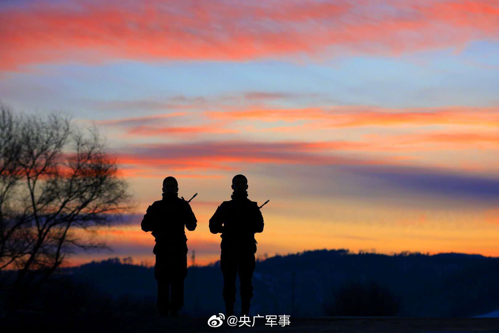 军人在夕阳下的背景照图片