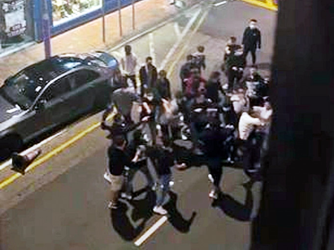 约20至30人在马路上斗殴并叫嚣。图自港媒
