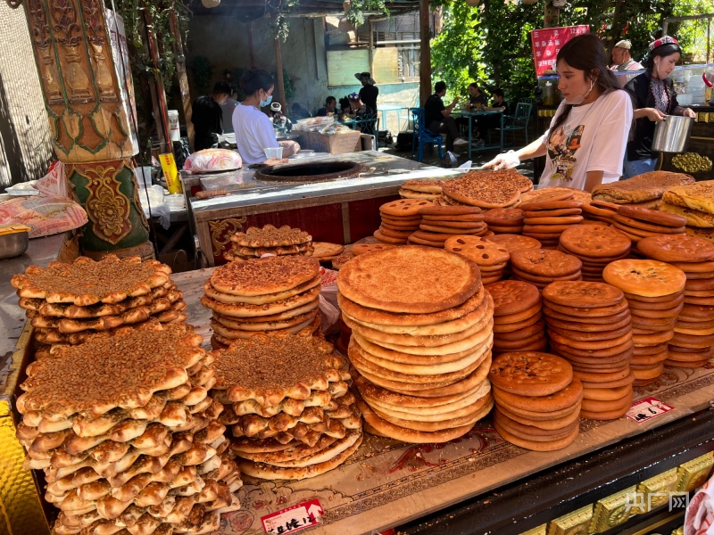 新疆国际大巴扎景区的馕店(央广网记者王晶 摄)