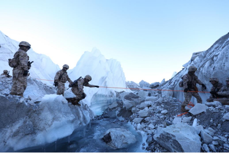 岗嘎边防连官兵在雪山冰川上巡逻。日喀则军分区供图
