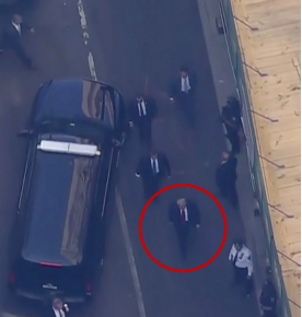 美媒拍摄特朗普抵达曼哈顿刑事法院时的照片。图源:《纽约邮报》