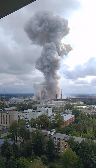 塔斯社称，这是从远处拍摄的莫斯科州扎戈尔斯克光学机械厂9日发生爆炸后的画面。