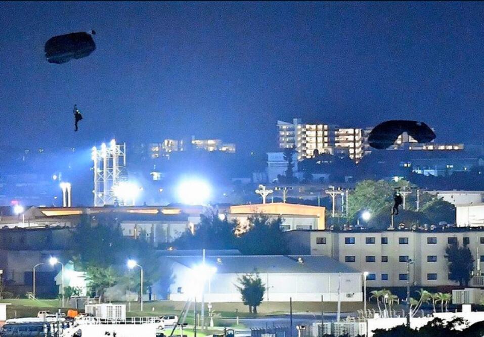 驻冲绳美军进行跳伞训练