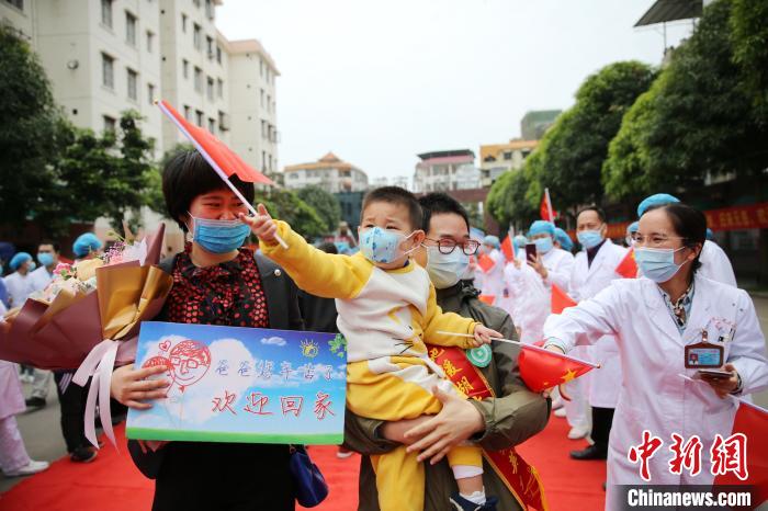 广西钦州市民列队欢迎援鄂医疗队员凯旋归来