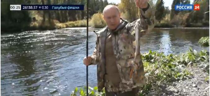 普京拿着钓到的鱼，图源：“俄罗斯24”电视台视频截图