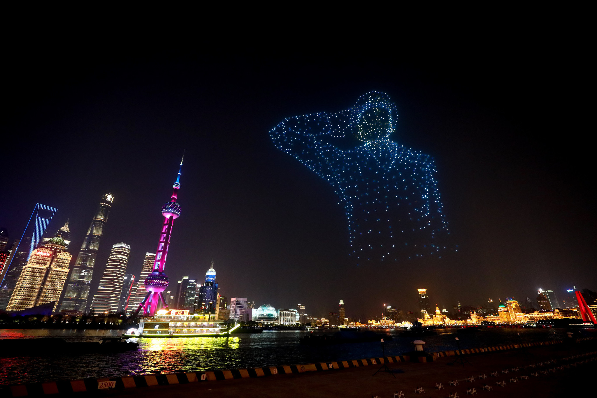 上海北外滩千架无人机表演致敬首个警察节