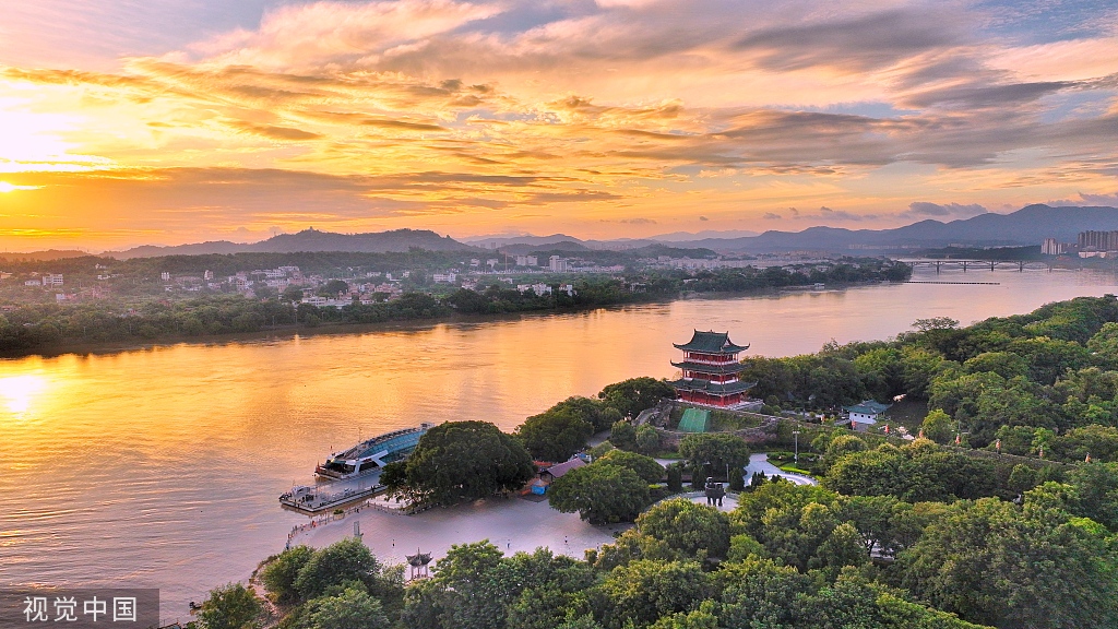 建筑与绿树,河流,青山相得益彰,构成一幅唯美的亭台楼阁,轩榭廊舫画卷