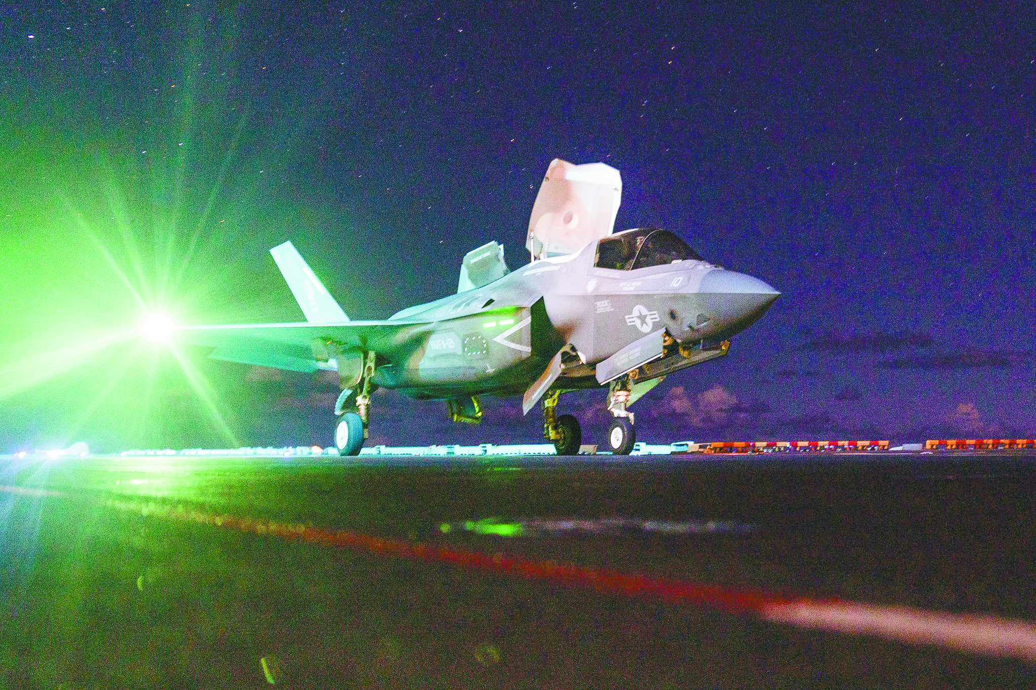 “的黎波里”号两栖攻击舰搭载的F-35B战机