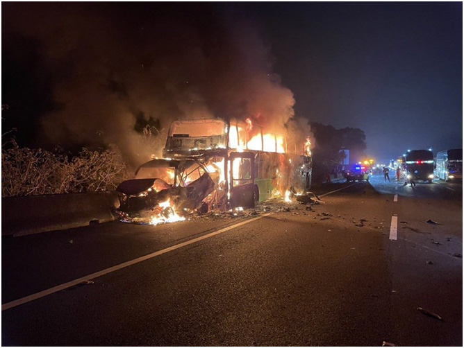 台湾中山高速公路苗栗头屋路段发生多车连环追撞严重事故，一辆游览车及一辆小轿车起火燃烧。图自联合新闻网
