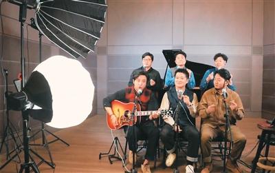 中央歌剧院“游吟诗人”组合正在直播。中央歌剧院供图