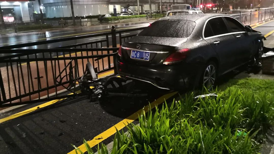 奔驰女司机撞烂护栏雨夜中消失却惊出ktv一屋子人