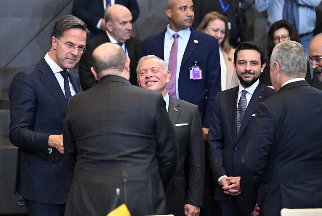 3日,北约秘书长马克·吕特(前排左一)等人在布鲁塞尔参加北约外长会。(视觉中国)