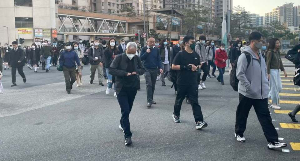 3月1日早，香港街头不少人戴着口罩出行。图自香港“橙新闻”