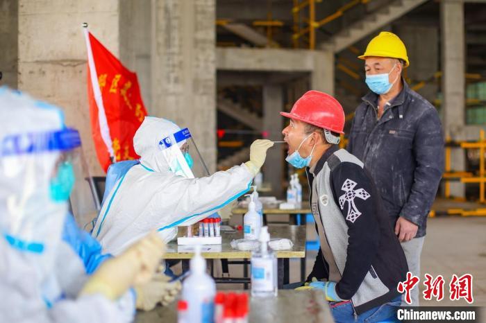 南京扩大核酸检测覆盖面阻断疫情传播