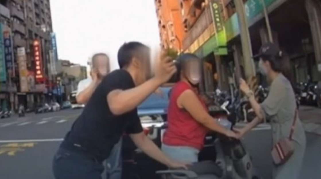 红衣妇女攻击李明璇（右）和其丈夫。图自台湾“ETtoday新闻云”