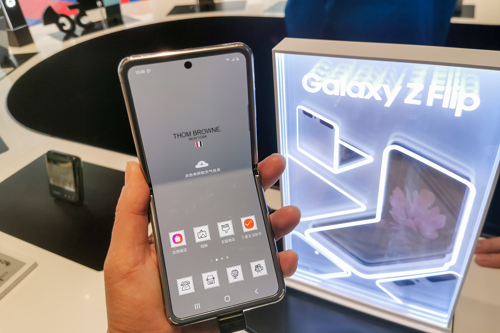 三星翻盖折叠手机galaxy z flip亮相上海旗舰店