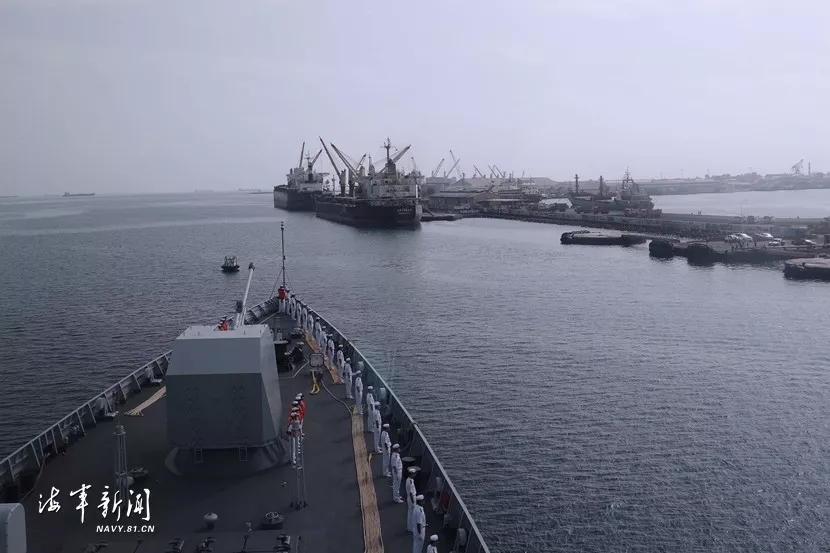 中国海军第33批护航编队导弹驱逐舰西宁舰靠泊吉布提港