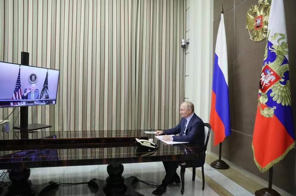 7日，俄罗斯总统普京在位于索契的总统官邸与美国总统拜登举行视频会晤。