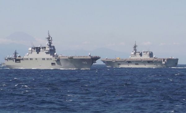 日本海上自卫队的两艘直升机航母在海上相遇