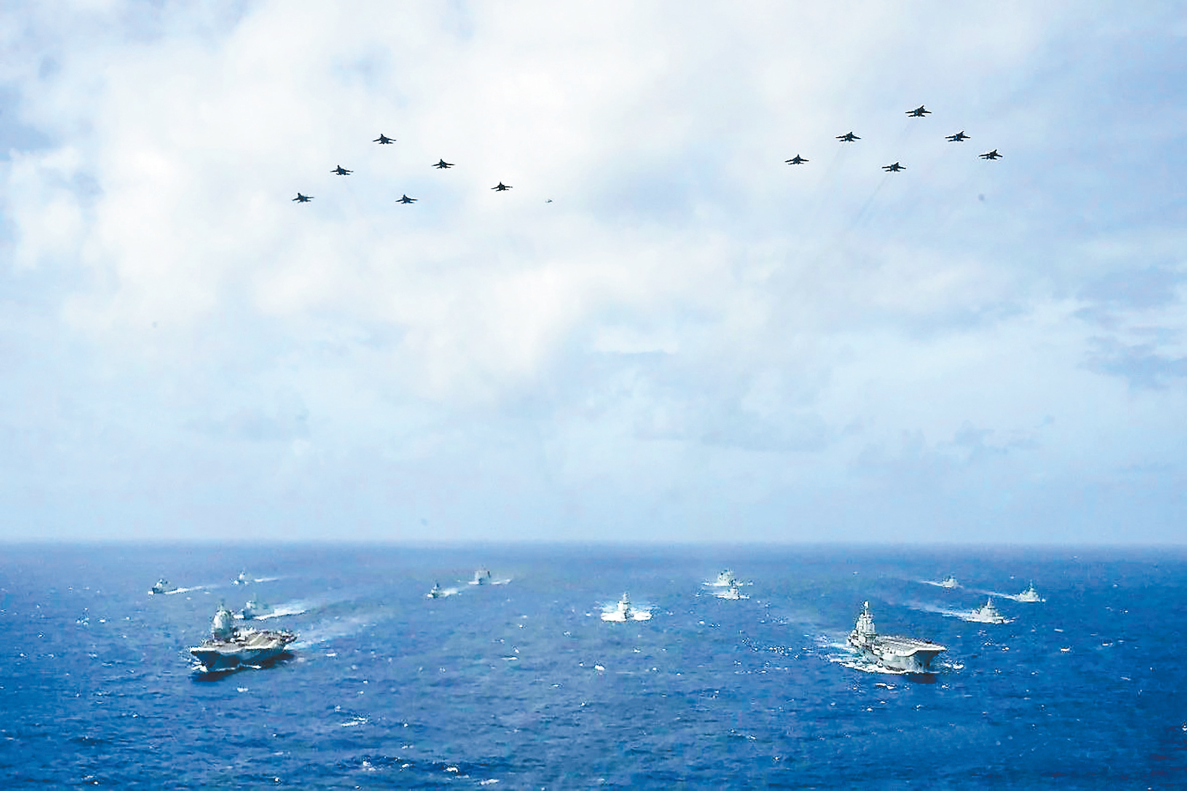 中国海军辽宁舰、山东舰首次开展双航母编队演练。（来源：人民海军）